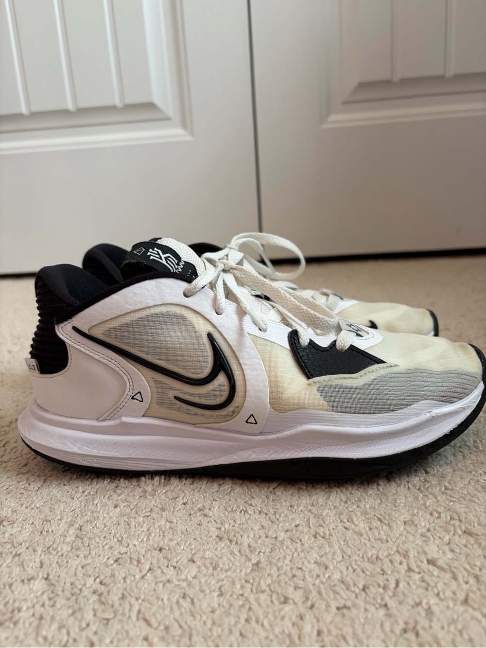 Nike Kyrie 5 Low Men's Size 7 Black White Swoosh DO9617-100